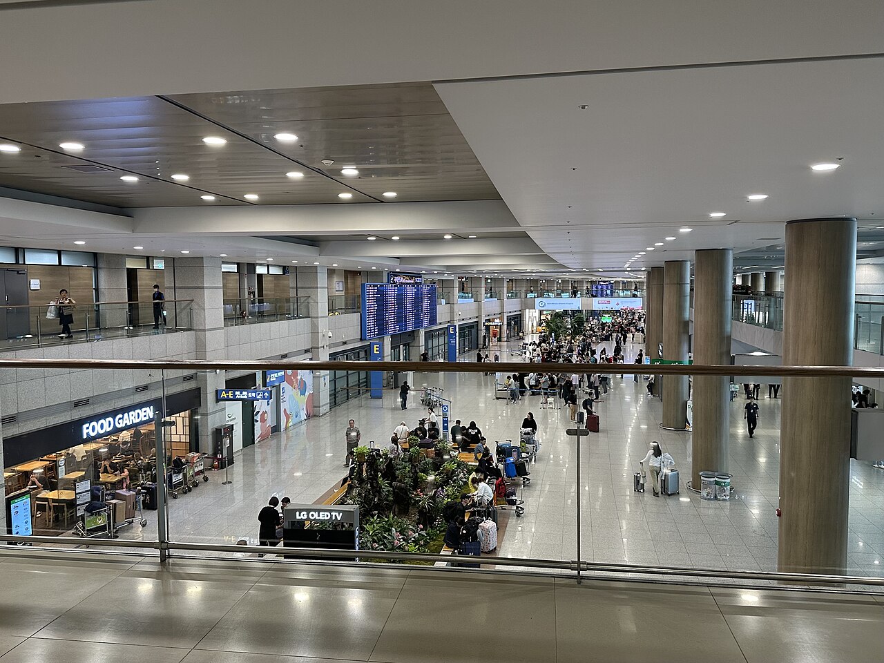 Sala de llegadas de la Terminal 1 de Incheon, planta 1, con el cartel de la puerta E